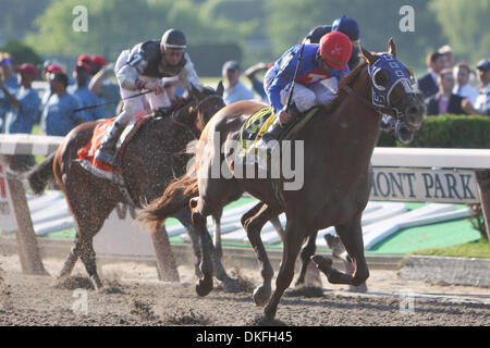 6. Juni 2009 - Elmont, New York, USA - #4 SUMMER BIRD geritten von KENT DESORMEAUX (R) 141. laufendem die Belmont Stakes in Belmont Park, NY Elmont gewinnt.  (Kredit-Bild: © Anthony Gruppuso/Southcreek Global/ZUMA Press) Stockfoto