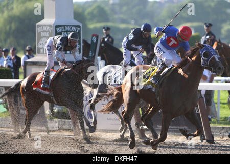 6. Juni 2009 - Elmont, New York, USA - #4 gewinnt SUMMER BIRD geritten von KENT DESORMEAUX (rote Mütze) 141. laufendem die Belmont Stakes in Belmont Park, Elmont NY.  (Kredit-Bild: © Anthony Gruppuso/Southcreek Global/ZUMA Press) Stockfoto