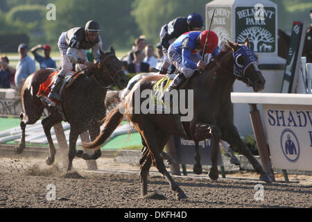 6. Juni 2009 - Elmont, New York, USA - #4 gewinnt SUMMER BIRD geritten von KENT DESORMEAUX (rote Mütze) 141. laufendem die Belmont Stakes in Belmont Park, Elmont NY.  (Kredit-Bild: © Anthony Gruppuso/Southcreek Global/ZUMA Press) Stockfoto