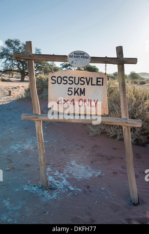 Melden Sie Sandweg "4 x 4 nur' an, Sossusvlei, Namib-Skeleton Coast Nationalpark, Namibia Stockfoto