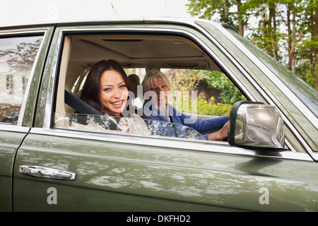 Porträt von Mutter und Tochter im Auto Stockfoto