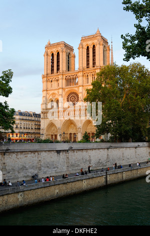 Kathedrale Notre-Dame de Paris im letzten Abendlicht auf der Île De La Cité und der Seine, Paris, Ile de France, Frankreich Stockfoto