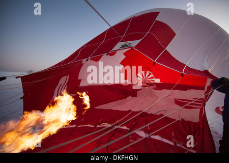 Start der Vorbereitung von einem Heißluftballon, Sachsenkam, Bayern, Deutschland Stockfoto