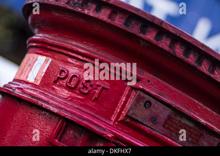 Detailbild einer UK Royal Mail rot Säule Box mit dem Wort POST nachweislich hautnah. Stockfoto