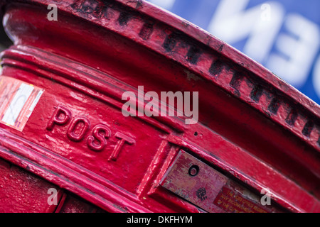 Detailbild einer UK Royal Mail rot Säule Box mit dem Wort POST nachweislich hautnah. Stockfoto