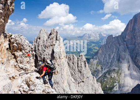 Bergsteiger aufsteigender Plattkofels Berg entlang der Stieg der Oskar-Schuster Klettersteig Via Ferrata Stockfoto