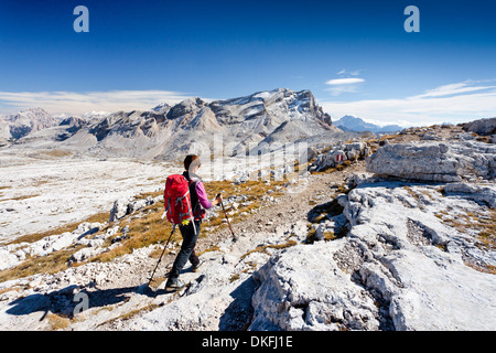 Bergsteiger, die entlang die Heiligkreuzkofelsteig Kletterroute von Heiligkreuzkofel Berg in der Fanes Gruppe in absteigender Stockfoto