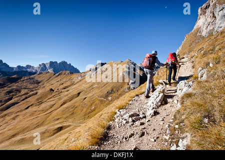 Bergsteiger auf der Peitlerscharte pass zum Peitlerkofel im Naturpark Puez-Geisler, hinter dem Kreuzkofeljoch aufsteigend und die Stockfoto