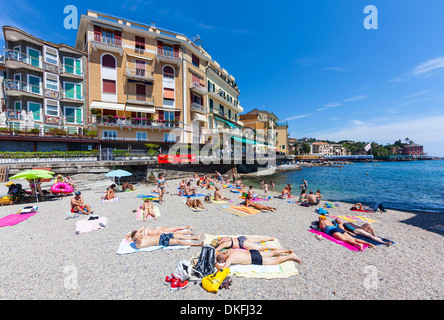 Strand, Rapallo, Badeort am Golf von Genua, italienische Riviera, Ligurien, Italien Stockfoto