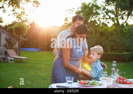 Familie beim Abendessen im Garten Stockfoto