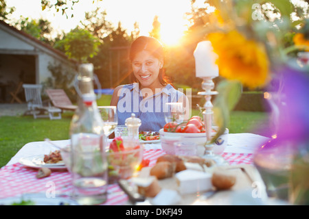 Frau mit Abendessen im Garten Stockfoto