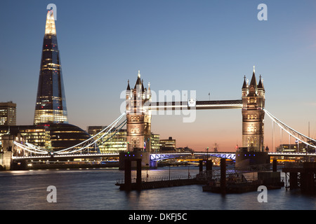 London Tower Bridge und The Shard in der Nacht Stockfoto