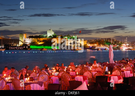 Restaurant in Kumbahce Bucht mit Burg von Bodrum, Bodrum, Provinz Mugla, Ägäis, Türkei Stockfoto