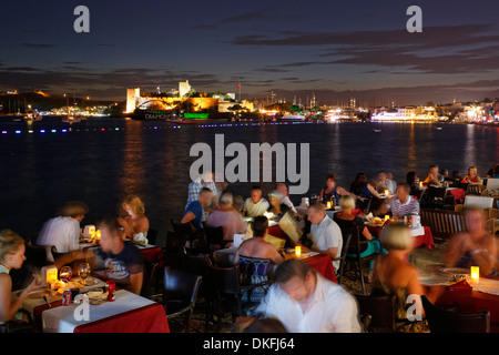 Restaurant in Kumbahce Bucht mit Burg von Bodrum, Bodrum, Provinz Mugla, Ägäis, Türkei Stockfoto