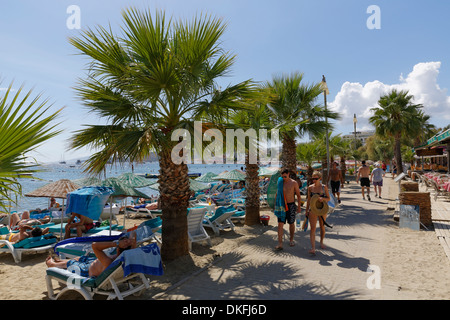 Strandpromenade von Gümbet, Halbinsel Bodrum, Bodrum, Muğla Provinz, Ägäis, Türkei Stockfoto