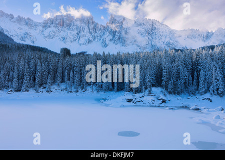 Lago di Carezza im ersten Schnee der Saison, Passo di Costalunga, Carezza, Bozen, Südtirol, Italien Stockfoto