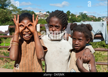 Mädchen der Betsileo Menschen, Grimassen, Ambositra, Madagaskar Stockfoto