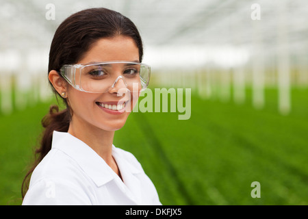 Wissenschaftler tragen Brille vor Pflanzen im Gewächshaus Stockfoto