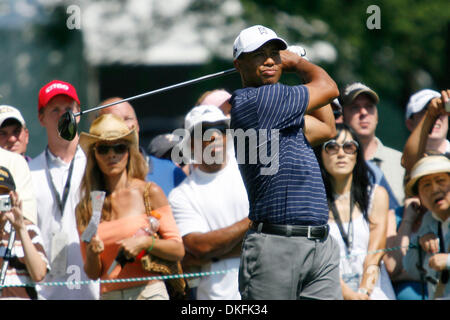 1. Juli 2009 - Washington, District Of Columbia, USA - TIGER WOODS abschlägt während Earl Woods Memorial pro Runde im Rahmen des nationalen AT&T im Congressional Country Club. (Kredit-Bild: © James Berglie/ZUMA Press) Stockfoto