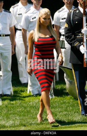 1. Juli 2009 kommt - Washington, District Of Columbia, USA - Sängerin JESSICA SIMPSON bei der Eröffnungsfeier für die 2009 AT&T nationale wo Sie singt die Nationalhymne. (Kredit-Bild: © James Berglie/ZUMA Press) Stockfoto