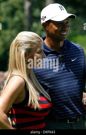 1. Juli 2009 - Washington, District Of Columbia, USA - JESSICA SIMPSON posiert für ein Foto mit TIGER WOODS nach der Eröffnungszeremonie für 2009 AT&T National. (Kredit-Bild: © James Berglie/ZUMA Press) Stockfoto