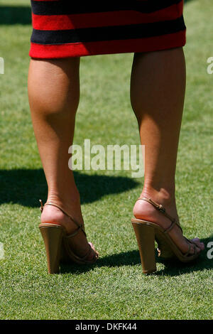1. Juli 2009 - Washington, District Of Columbia, USA - JESSICA SIMPSON navigiert ihr Weg um das 1. Loch im Congressional Country Club in Highheels während der Eröffnungsfeier für die 2009 AT&T nationale. (Kredit-Bild: © James Berglie/ZUMA Press) Stockfoto