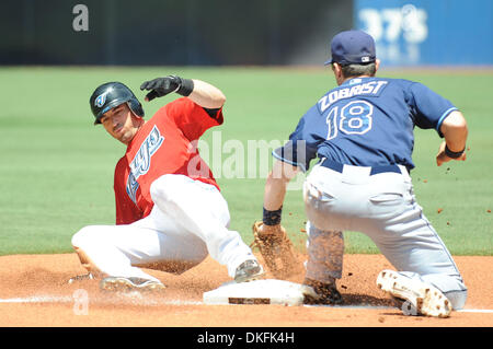 1. Juli 2009 - Toronto, Ontario, Kanada - MLB Baseball - Toronto Blue Jays Shortstop MARCO SCUTARO (19) Folien in dritten Base vor dem-Tag aus Tampa Bay Rays BEN ZOBRIST (18) während des MLB-Spiels zwischen der Toronto Blue Jays und die Tampa Bay Rays im Rogers Centre in Toronto, ON, Canada gespielt.  Die Blue Jays würde fortfahren, um die Strahlen 5: 0 zu besiegen.  (Kredit-Bild: © Adrian Gauthier/So Stockfoto