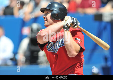 1. Juli 2009 - ist Toronto, Ontario, Kanada - MLB Baseball - Toronto Blue Jays dritte Baseman SCOTT ROLEN (33) gesehen, gerade den Ball, nachdem die Kontaktaufnahme während des MLB-Spiels zwischen der Toronto Blue Jays und die Tampa Bay Rays im Rogers Centre in Toronto, ON, Canada gespielt.  Die Blue Jays würde fortfahren, um die Strahlen 5: 0 zu besiegen. (Kredit-Bild: © Adrian Gauthier/Southcreek Global/ZUMA Press) Stockfoto