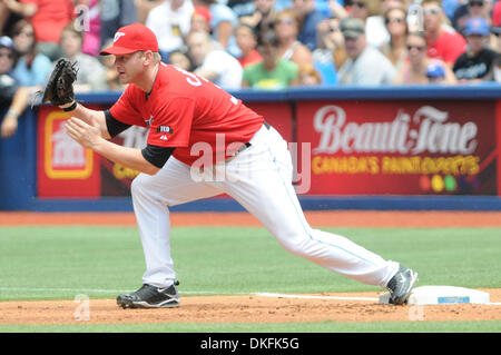 1. Juli 2009 - Felder Toronto, Ontario, Kanada - MLB Baseball - Toronto Blue Jays erster Basisspieler LYLE OVERBAY (35) einen Wurf in der MLB Spiel der Toronto Blue Jays und die Tampa Bay Rays im Rogers Centre in Toronto, ON.  Die Blue Jays würde fortfahren, um die Strahlen 5: 0 zu besiegen. (Kredit-Bild: © Adrian Gauthier/Southcreek Global/ZUMA Press) Stockfoto