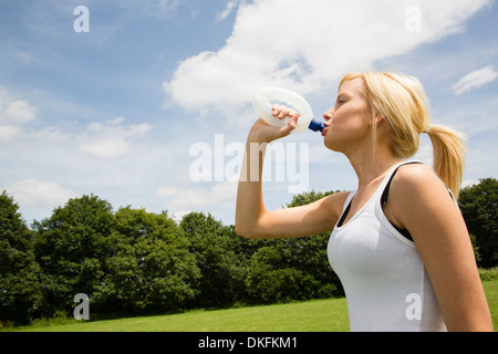 Jogger mit Wasser zu trinken Stockfoto