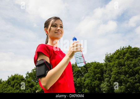 Jogger mit Wasser zu trinken Stockfoto