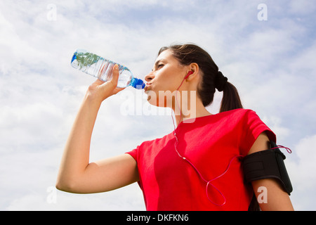 Jogger mit Wasser zu trinken Stockfoto