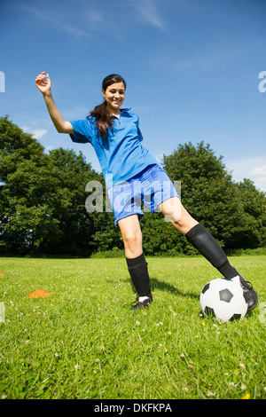 Frau spielt Fußball Stockfoto