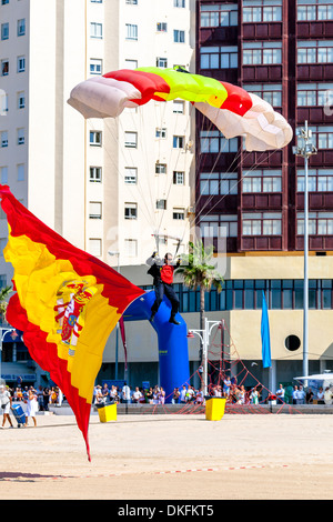 Fallschirmspringer der PAPEA, die Teilnahme an einer Ausstellung auf der 2. Airshow von Cadiz Stockfoto