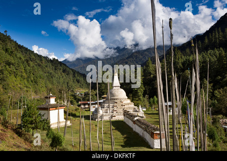 Bhutan, Pele La Pass, Chendebji buddhistische Chorten neben Trongsa Pele La Road Stockfoto