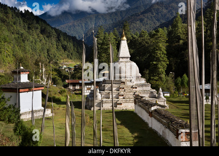 Bhutan, Pele La Pass, Chendebji buddhistische Chorten neben Trongsa Pele La Road Stockfoto