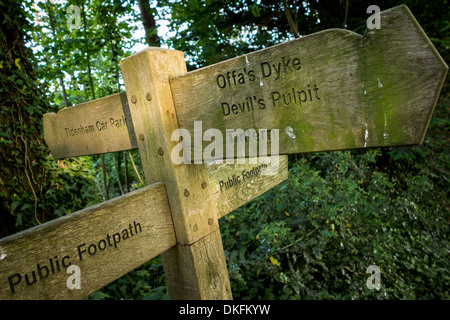 Wegweiser für Offa es Dyke und des Teufels Kanzel in Wye Valley, England Stockfoto