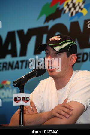 2. Juli 2009 - Daytona Beach, Florida, USA - KYLE BUSCH spricht mit den Medien vor dem Start im NASCAR Coke Zero 400-Training am Donnerstag, 2. Juli 2009 auf dem Daytona International Speedway in Daytona Beach, FL. (Credit-Bild: © Alex Menendez/Southcreek Global/ZUMA Press) Stockfoto