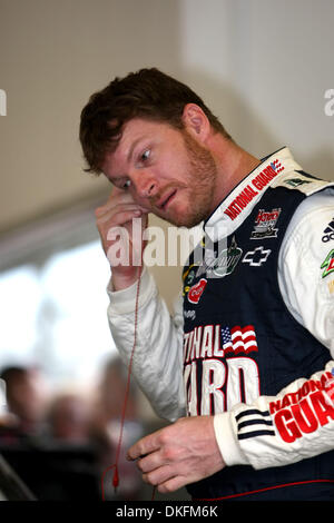 2. Juli 2009 - Daytona Beach, Florida, USA - DALE EARNHARDT JR. bereitet sich auf sein Auto vor dem NASCAR Coke Zero 400 Rennen Donnerstag, 2. Juli 2009 auf dem Daytona International Speedway in Daytona Beach, FL. eingeben (Credit-Bild: © Alex Menendez/Southcreek Global/ZUMA Press) Stockfoto