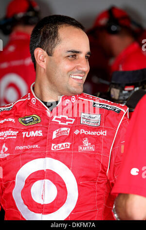 2. Juli 2009 - Daytona Beach, Florida, USA - Montoya lächelt mit seiner Crew während der NASCAR Coke Zero 400-Training am Donnerstag, 2. Juli 2009 auf dem Daytona International Speedway in Daytona Beach, FL. (Credit-Bild: © Alex Menendez/Southcreek Global/ZUMA Press) Stockfoto