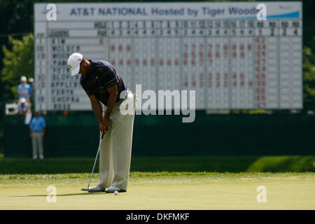 3. Juli 2009 statt - Bethesda, Maryland, USA - TIGER WOODS Putts auf dem 18. Loch während der 2. Runde der National Golf Championship im Congressional Country Club.  Zum Zeitpunkt der Berichterstattung wird erstmals am 9 nach Abs. Wald gebunden (Credit-Bild: © James Berglie/ZUMA drücken) Stockfoto