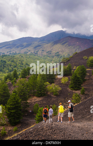 Touristen, Wandern auf einem alten Lavastrom aus einer Eruption des Ätna, UNESCO-Weltkulturerbe, Sizilien, Italien, Europa Stockfoto