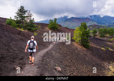 Touristen, Wandern auf einem alten Lavastrom aus einer Eruption des Ätna, UNESCO-Weltkulturerbe, Sizilien, Italien, Europa Stockfoto