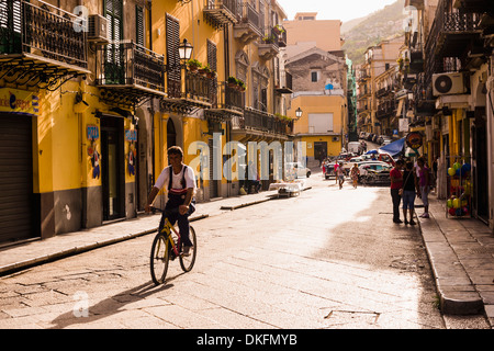 Sizilianische Mann Radfahren entlang der Hauptstraße bei Sonnenuntergang, Monreale, in der Nähe von Palermo, Sizilien, Italien, Europa Stockfoto