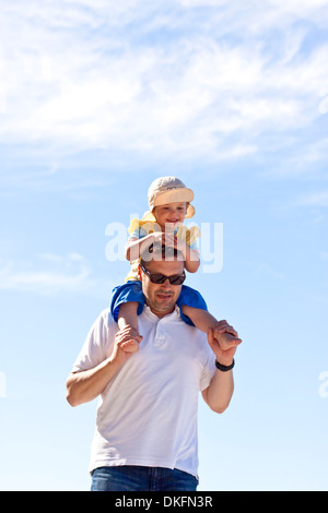 Vater mit Tochter auf Schultern Stockfoto