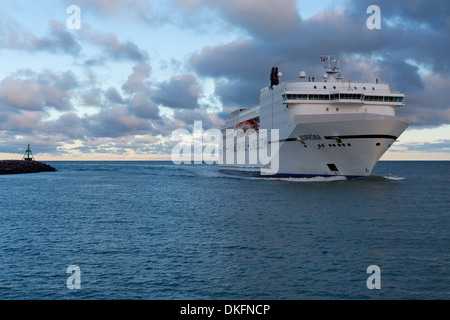 Die Smyril Line Fähre Norröna kommt in Hirtshals aus Torshavn auf den Färöer Inseln. Stockfoto