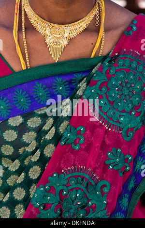 Detail der ländlichen Indianerdorf Braut gekleidet in bunten Sari und Goldschmuck. Andhra Pradesh, Indien Stockfoto