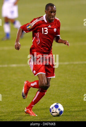 7. Juli 2009 - bringt Columbus, Ohio, USA - Fußball - Kanada Mittelfeldspieler ATIBA HUTCHINSON (13) den Ball nach unten Feld gegen El Salvador während der 2009 CONCACAF Gold Cup im Crew-Stadion in Columbus, OH. Kanada gewann 1: 0. (Kredit-Bild: © Frank Humberto Victores/Southcreek Global/ZUMA Press) Stockfoto