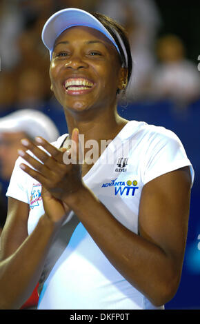 8. Juli 2009 lächelt - King Of Prussia, Pennsylvania, USA - Philadelphia Freiheit VENUS WILLIAMS zu einer Masse während eines Spiels mit Angela Haynes der Sacramento Hauptstädte. Williams, die ihr zweites Spiel für die WTT-Freiheiten spielte nach dem Sieg im Doppel mit ihrer Schwester Serena in Wimbledon Meisterschaft hatte eine harte Zeit, fünf von sechs Spielen gegen ihre Gegnerin zu verlieren. (Kredit Imag Stockfoto