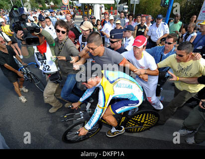 MONTPELLIER, Frankreich - Juli 07: Siebenfache Gewinner Lance Armstrong der USA und Team Astana ist auf das Podium nach dem Team-Zeitfahren der Tour de France 2009 am 7. Juli 2009 in Montpellier, Frankreich begleitet. (Kredit-Bild: © St. Petersburg Times / ZUMA Press) Stockfoto